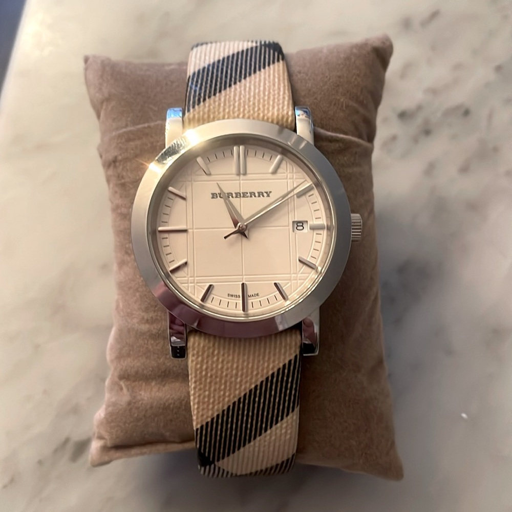 BURBERRY authentic 50mm watch, worn 2x